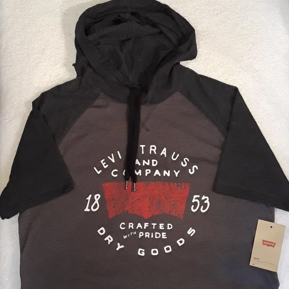 🆕️Levi's Strauss & Co. Graphic Shortsleeve Hooded Shirt. Men's Size: Small.